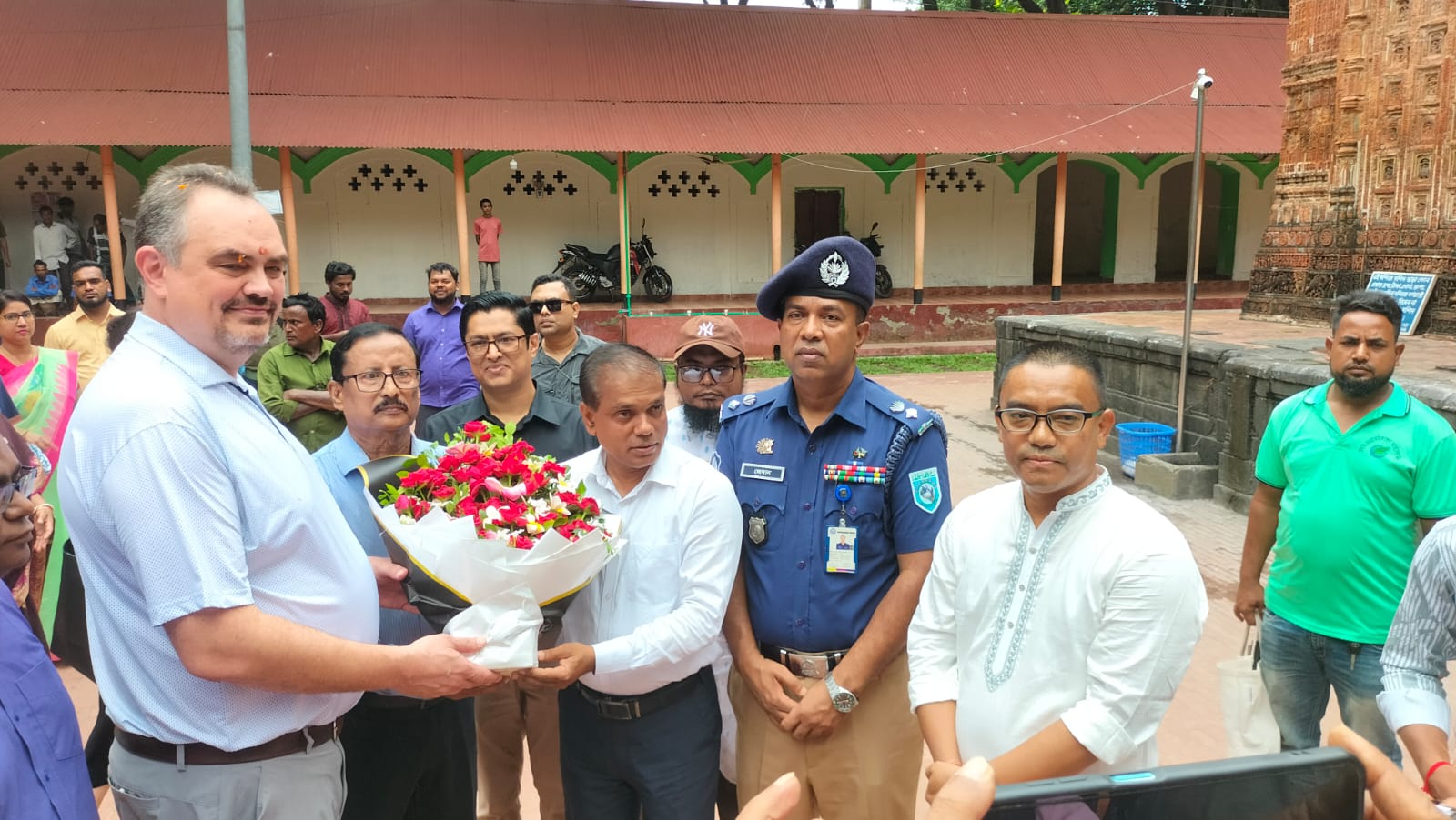 ঐতিহাসিক কান্তজীউ মন্দির পরিদর্শনে মার্কিন রাষ্ট্রদূত